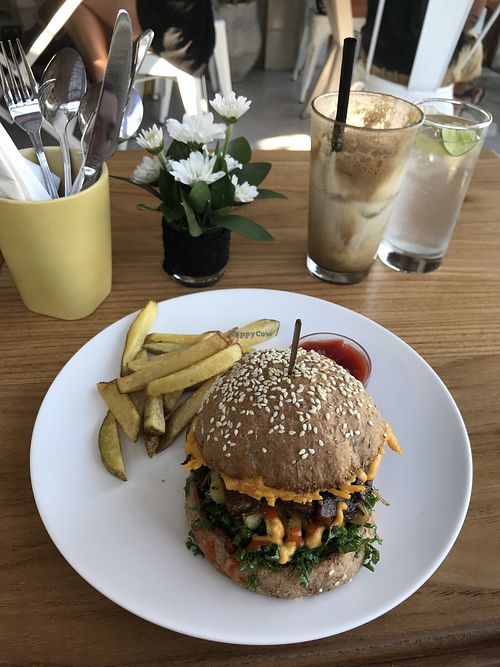 Hawaii burger at I Am Vegan Babe in Canggu