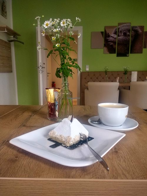 Fluffy cocos pyramid with pineapple filling at Tortcheneck in Halle