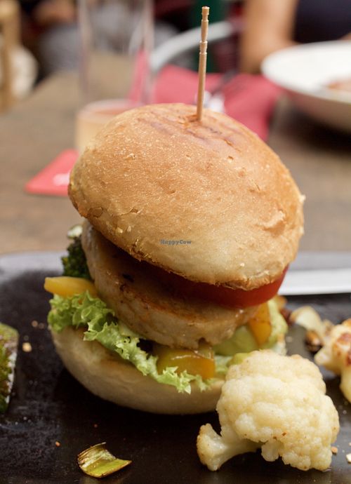 vegan burger with seitan patty at Steiner's Cafe Restaurant Weinbar in Pinsdorf
