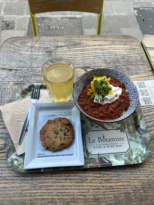 Chilli sin carne, iced tea, chocolate pecan cookie  at Le Botaniste - Schuman in Brussels