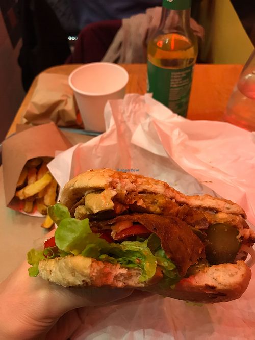 “Cheese & bacon” burger at VeganBioBurger in Paris