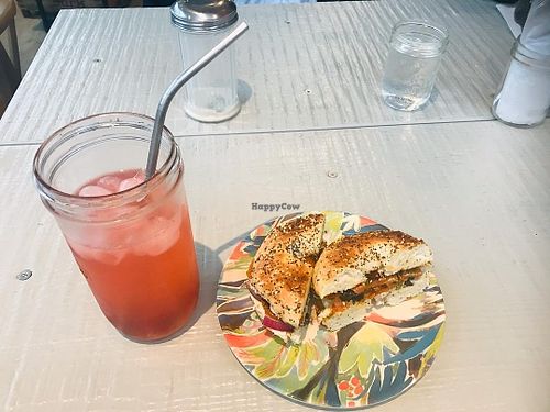Limonade et bagel aux carottes fumées at Veganation in Montreal