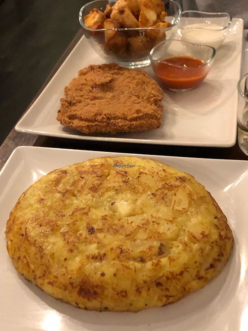 tortilla y cachopo al fondo  at Escafandra in Madrid