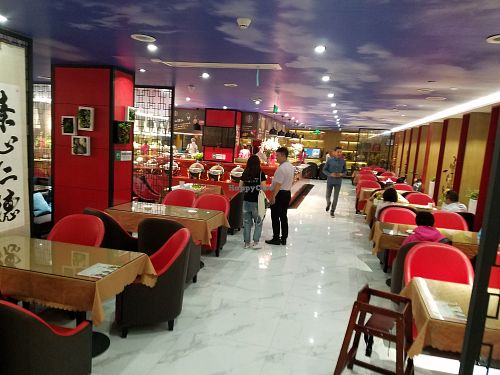 Main seating room at Suxin Vegan in Hangzhou