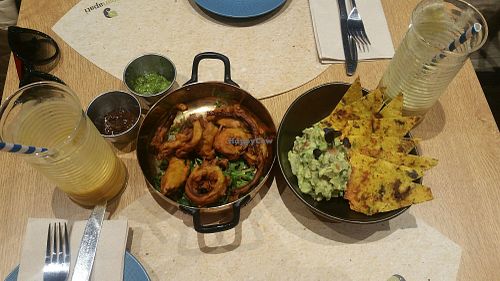 Mango lassi - bahjis - ? - pineapple juice at Veganapati in Lisbon
