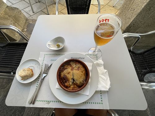 Lasaña vegana y algo para picar + birra at Abe & Pau Cafe in Portomarin
