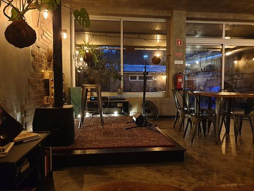 Relaxed atmosphere at Apuro Vegan Bar in Porto
