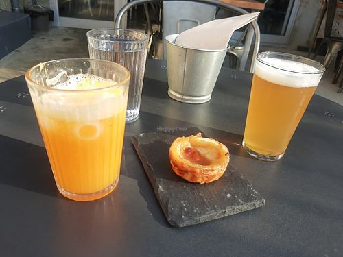 Orange juice and beer at Apuro Vegan Bar in Porto