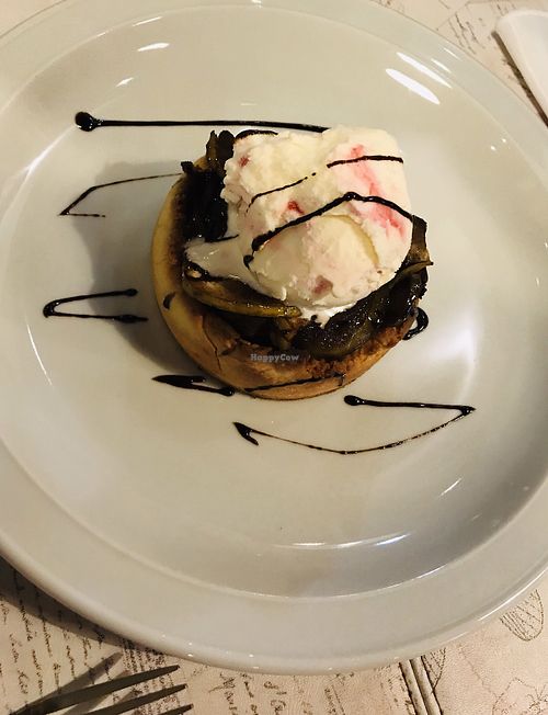 Apple pie with ice cream  at Caléndula in Mendoza