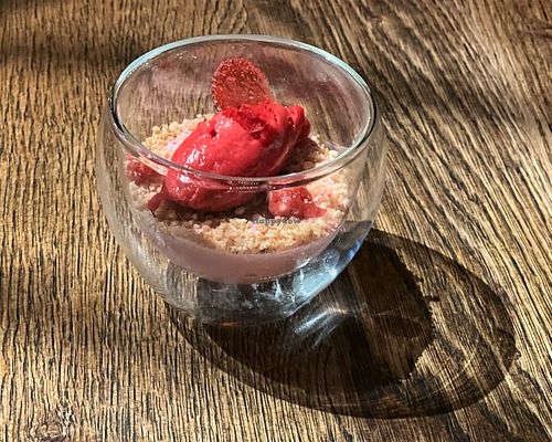 Vegan strawberry mousse and sorbet at Südøst Asian Crossover in Oslo