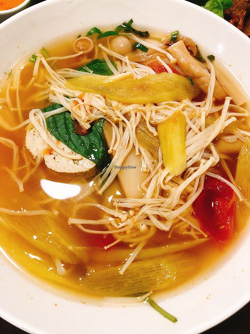 酸辣綜合菇麵 at Yuè Xiāng YǎngShēng SùShí 越鄉養生素食 in Taipei