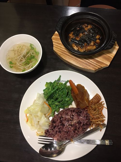 紅燒海苔豆腐捲套餐$140 at Yuè Xiāng YǎngShēng SùShí 越鄉養生素食 in Taipei