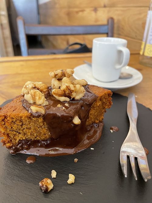 Carrot cake with hot chocolate and a very smooth coffee at Las Vegan in Lisbon