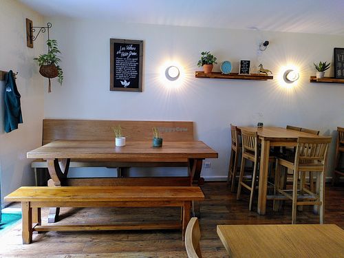 Eat-in space at la petite graine in Limoges
