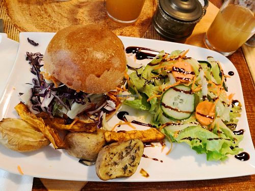 Burger végétarien at La Case à Palabres in Salon-de-provence