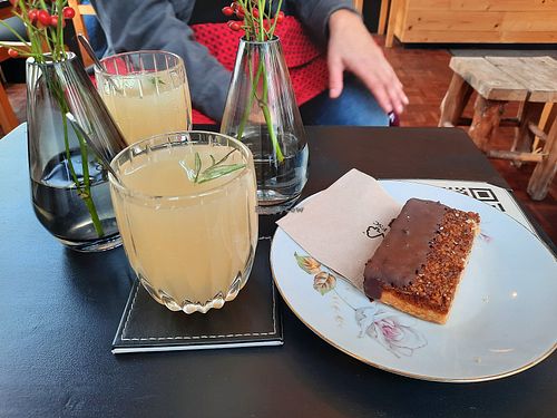 Hausgemachte Limonade & Mandelschnitte at Kaffe Hörna in Nuremberg