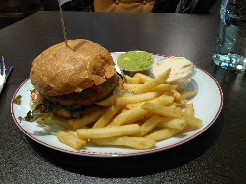 Vegan (!) Falafel Burger at OSL - O'Learys in Gardermoen
