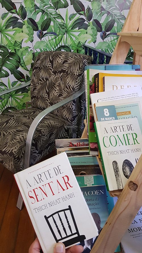 Um espaço legal para ler at Foliage Café in Vila Velha