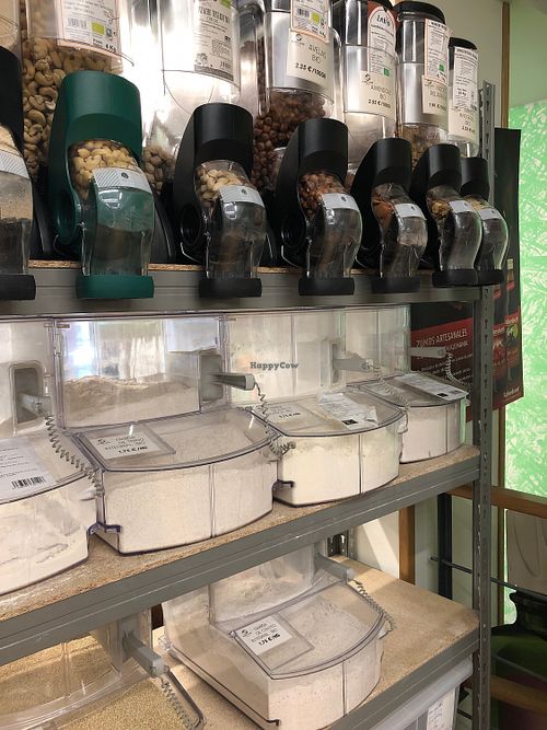 Bulk food options at Mundo Verde in Pontevedra
