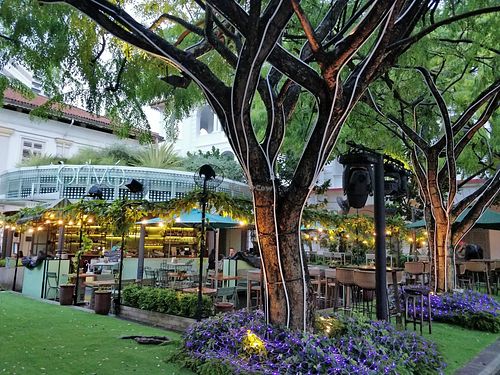 Alfresco dining - cool evening after the rain at Privé - Chijmes in Central Singapore