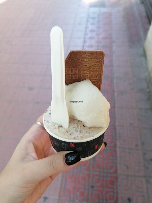 Limón y crumble de almendras con praliné (la galleta también es vegana!) at Gelateria La Romana in Valencia