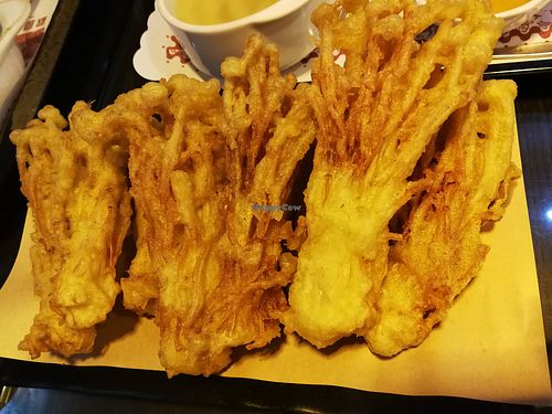 fried tempura enoki mushrooms at QīngTián Shū Shí 青田蔬食 in Hualien