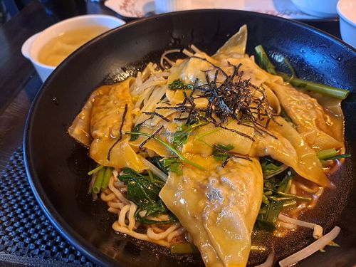 Wontons with noodles and green veggies at QīngTián Shū Shí 青田蔬食 in Hualien