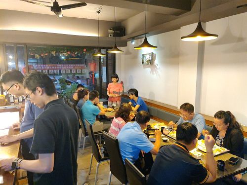 Busy at dinner at QīngTián Shū Shí 青田蔬食 in Hualien