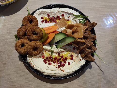 Hummus, baba ghanoush, falafel and çig köfte (gemischter großer Teller) at Vegan Food Revolution in Cologne