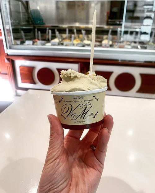 almond milk-based pistachio nice cream at Voglia Matta in Siracusa