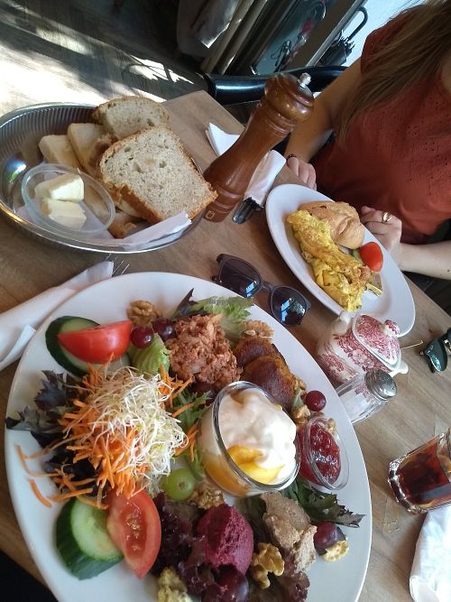 Vegan breakfast and bread (non vegan in background) at Strandcafé in Frankfurt