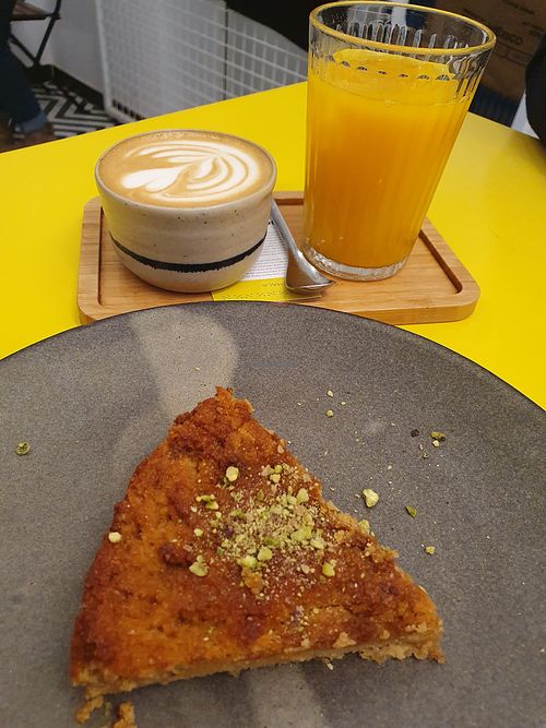 Carrot and orange cake at Parcería - Culto Al Cafè in Sevilla