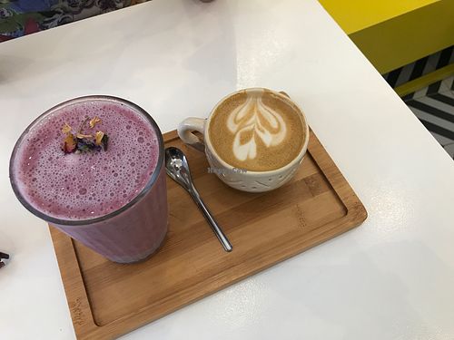 Red-berries smoothie and cappuccino  at Parcería - Culto Al Cafè in Sevilla