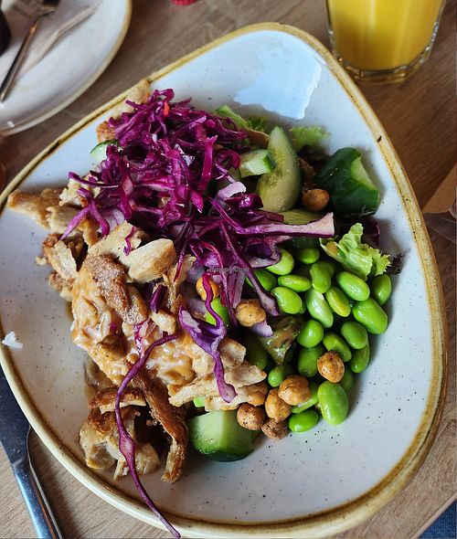 Plantbased Chicken Bowl at Dean & David in Wolfsburg