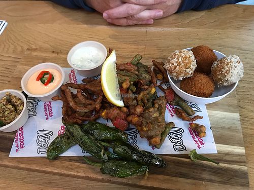Hot appetizer plate with pakoras bitterballen  at Mr. Vegan Foodbar. - Foodhall MOUT in Hilversum