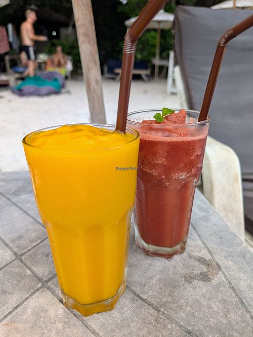 Mango and watermelon smoothies at Flow Beach Cafe. - Seaddict in Koh Samet