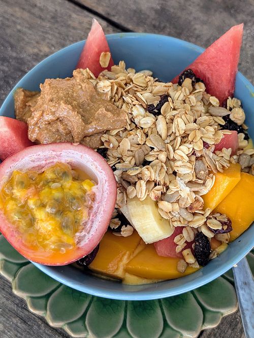 Smoothie bowl with peanut butter at Flow Beach Cafe. - Seaddict in Koh Samet