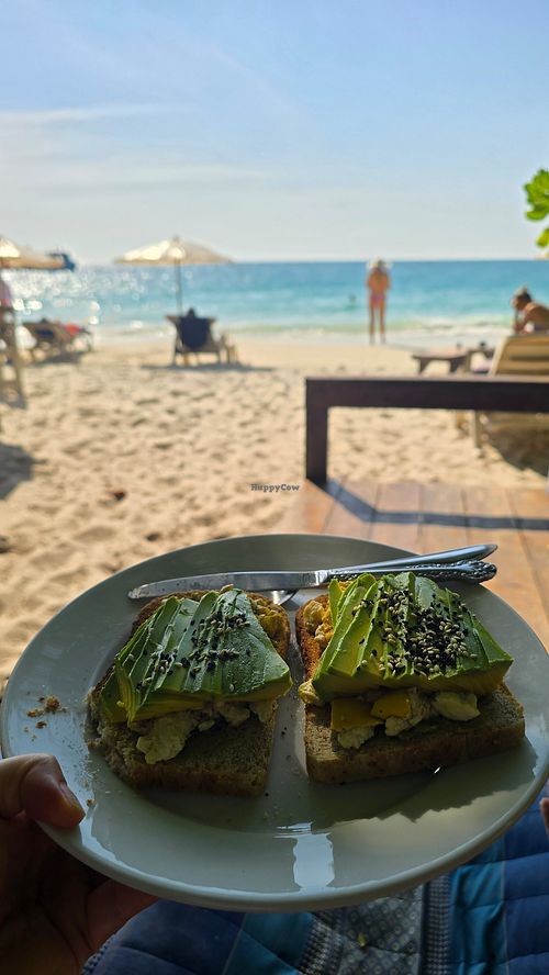 Avo/tofu scramble at Flow Beach Cafe. - Seaddict in Koh Samet