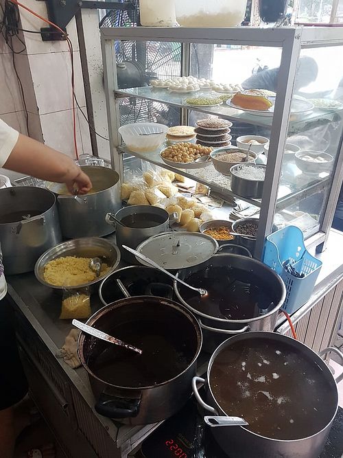 Different toppings and bases at Che Muoi Sau in Hanoi