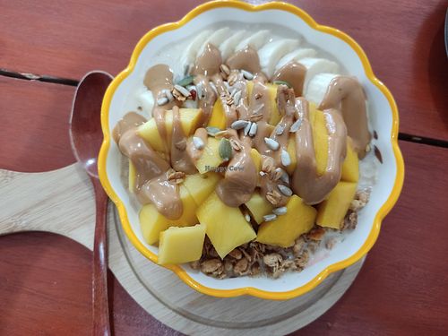 Mango banana oatmeal with added peanut butter at Every Fresh Bar in Penang