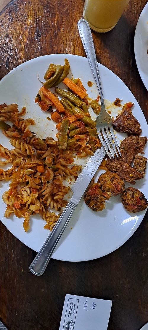 Bifinho de soja, macarrão, bolinho de abóbora, cenoura e vagem! Sumo de laranja pra acompanhar :) at Viva Melhor in Natal