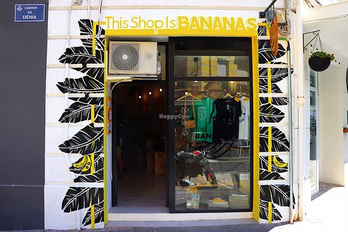 Super mural de @keonivgn que hizo para la fachada de la tienda at This Shop is Bananas in Valencia