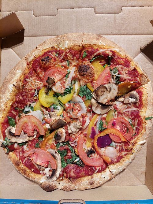 'Vegan Veggi' with tomato sauce, vegan cheese, mushrooms, bell pepper, onion, fresh spinach & tomato (12.99€) at Domino's Pizza - Ceintuurbaan in Amsterdam