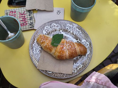A vegan croissant at Gartensalon in Munich