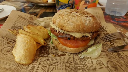 Hamburguesas de soja y remolacha/ Soy and beetroot burger at La Taberna Mediática in Aguilas