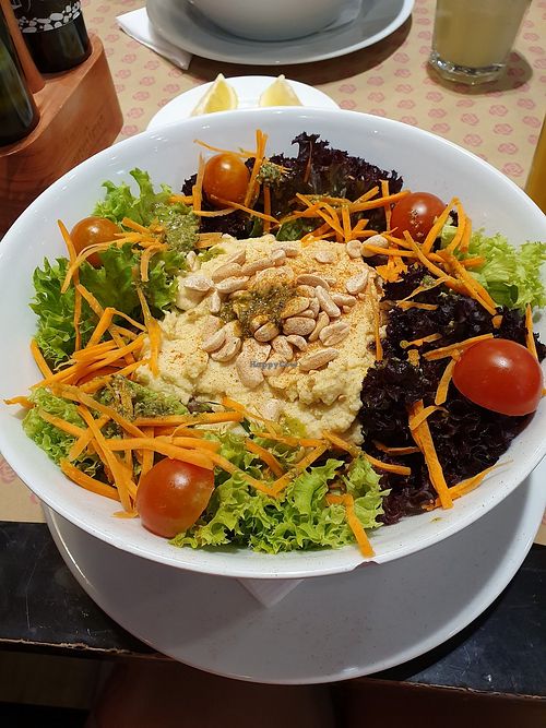 Ensalada com hummus y mani at Emporio La Rosa in Santiago