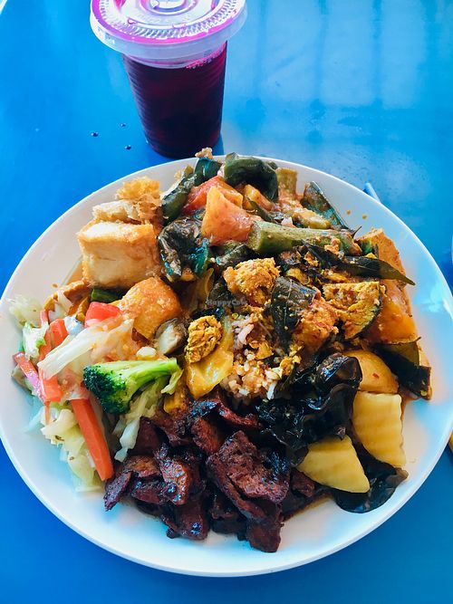 Tufu, curry, asam, veggies and rice. Sooooooo delicious!!!! ?  at Vegetarian Stall 47 in Labuan