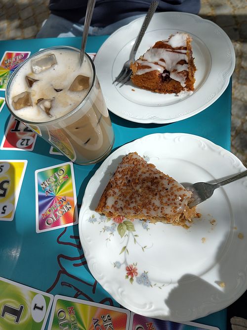 Iced Latte, veganer Karottenkuchen und veganer Zitrone-Himbeer Kuchen at Papp in Bremen