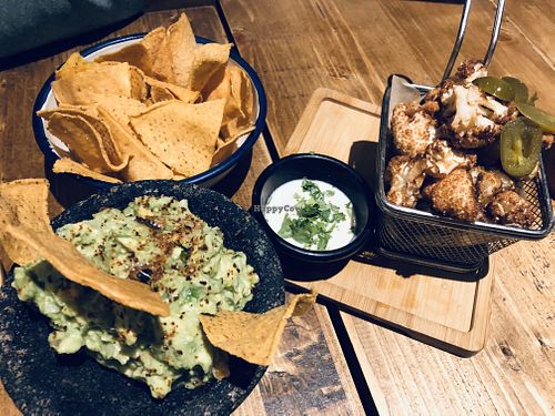Guacamole y coliflor con ‘queso’ de anacardos at Gallo Santo in Barcelona