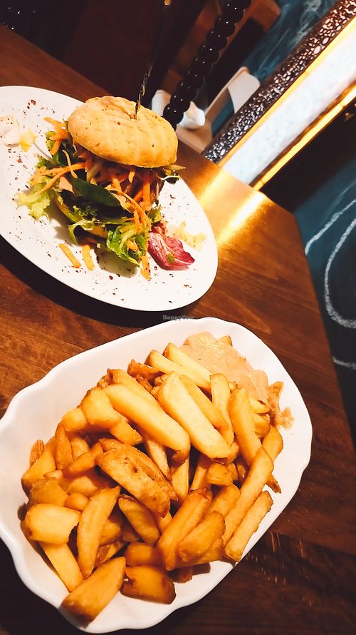 Burger & Pommes at Zum glücklichen Bergschweinchen in Kassel